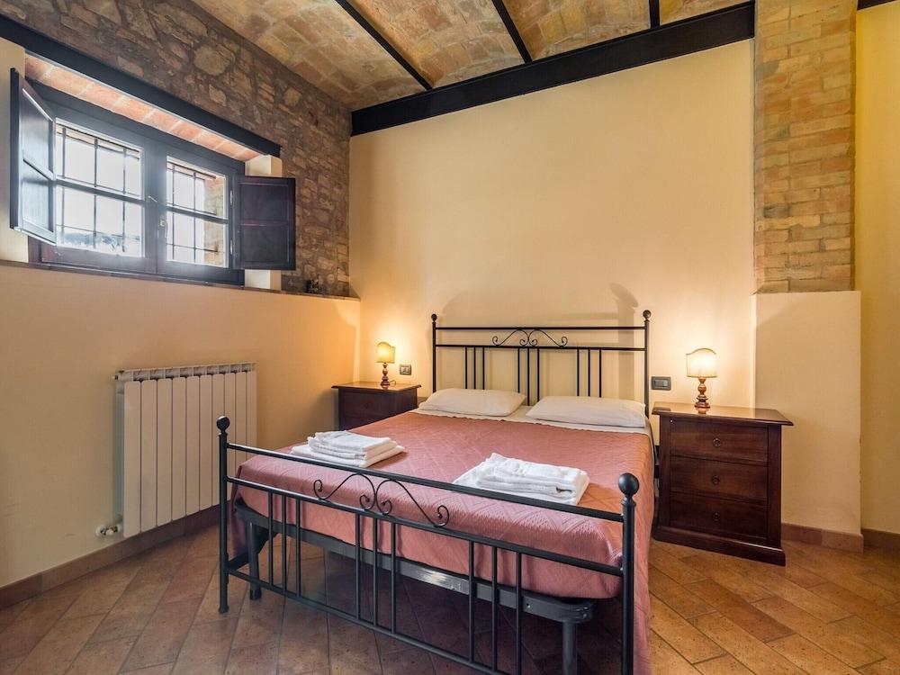 Mansion in Perugia With Pool & Green Hills