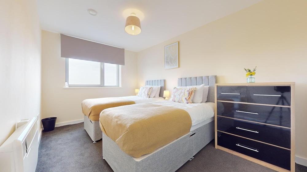 Basildon - 2 Bed Flat - Sleeps 5 - Near Station