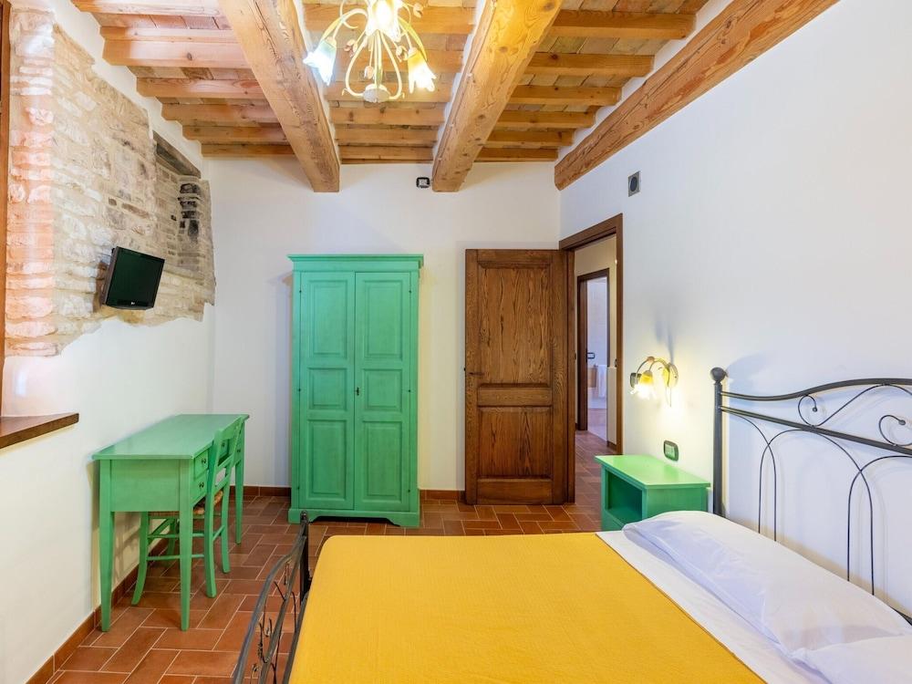 Country House in Marche With Pool & Views