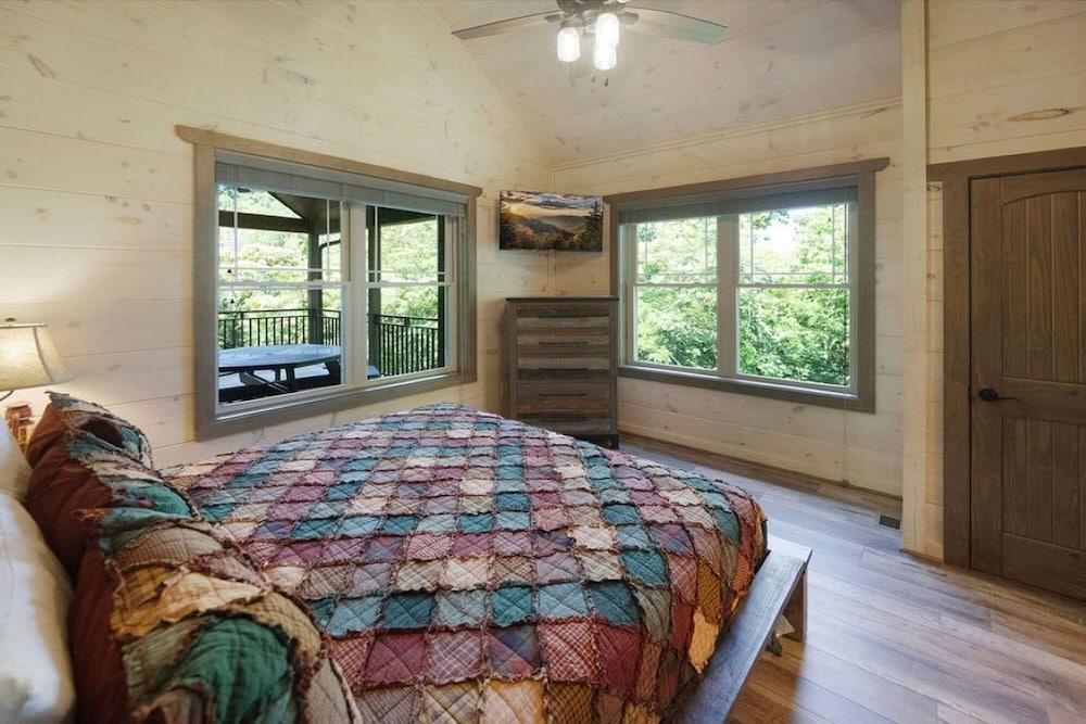 Newly Built 2 3 Cabin w Stunning Mountain Views