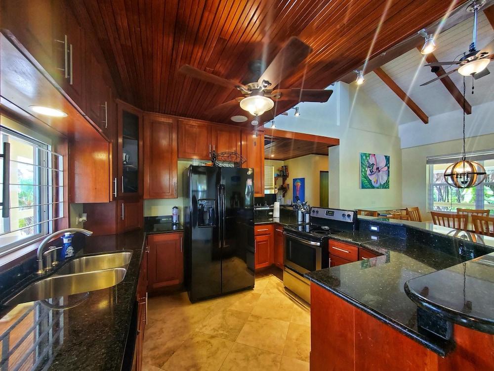 Lucky Duck Villa - Huge Beachfront Pool and Pier