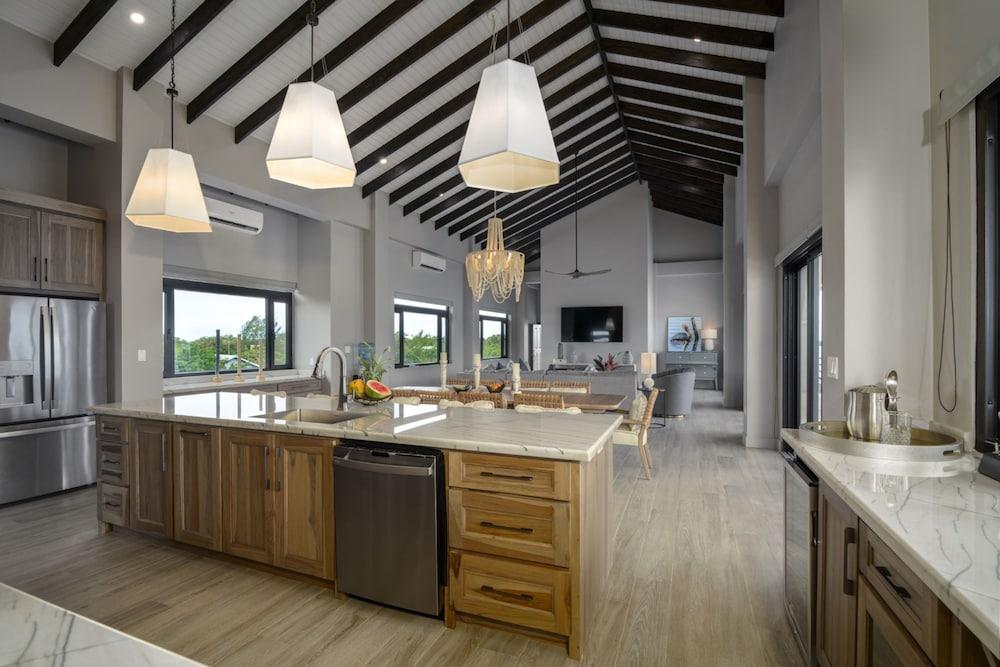 NEW 3 Story 4-bed Waterfront Villa w Sunset Views