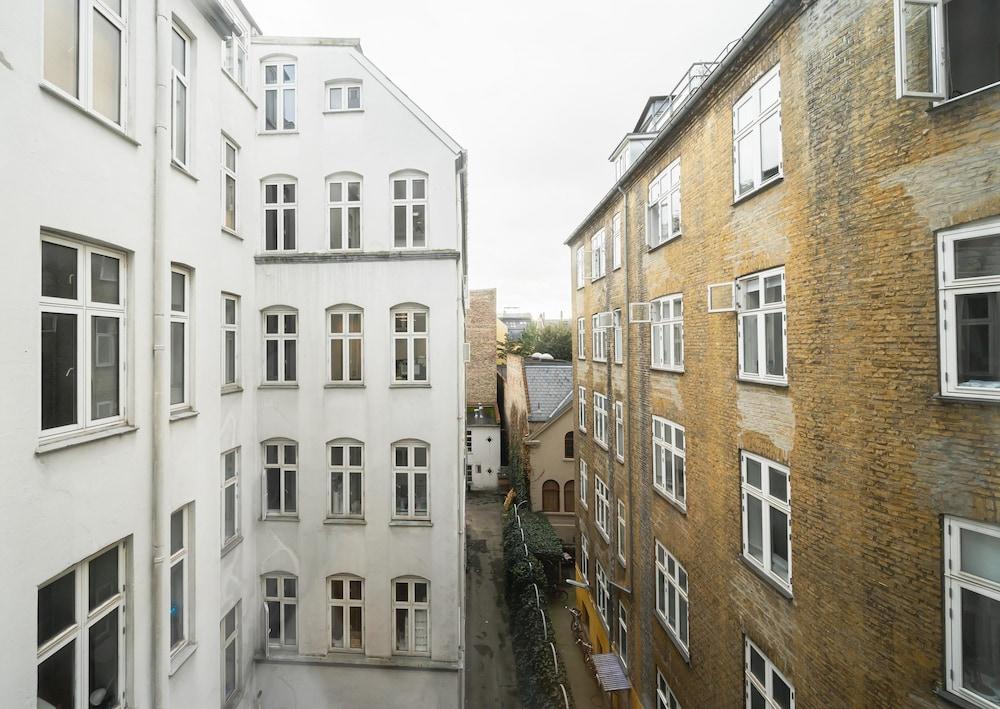 Fantastic 3-bed With French Balcony and Lake-views