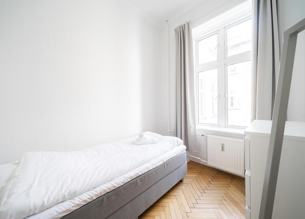 Fantastic 3-bed With French Balcony and Lake-views