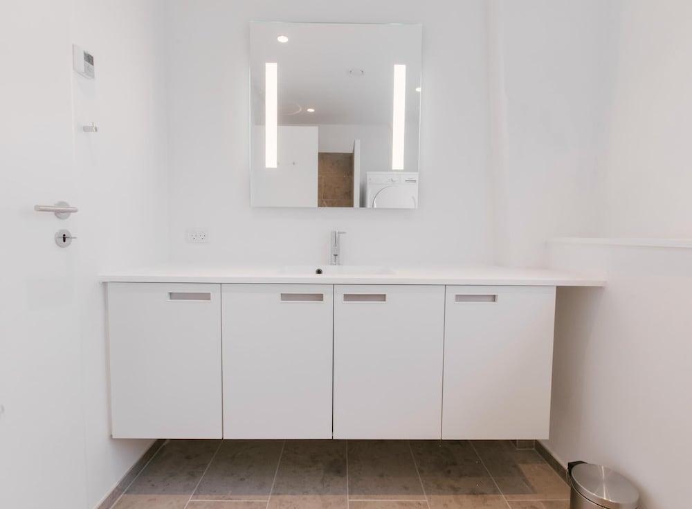 Stunning 2-bed w Large Balcony