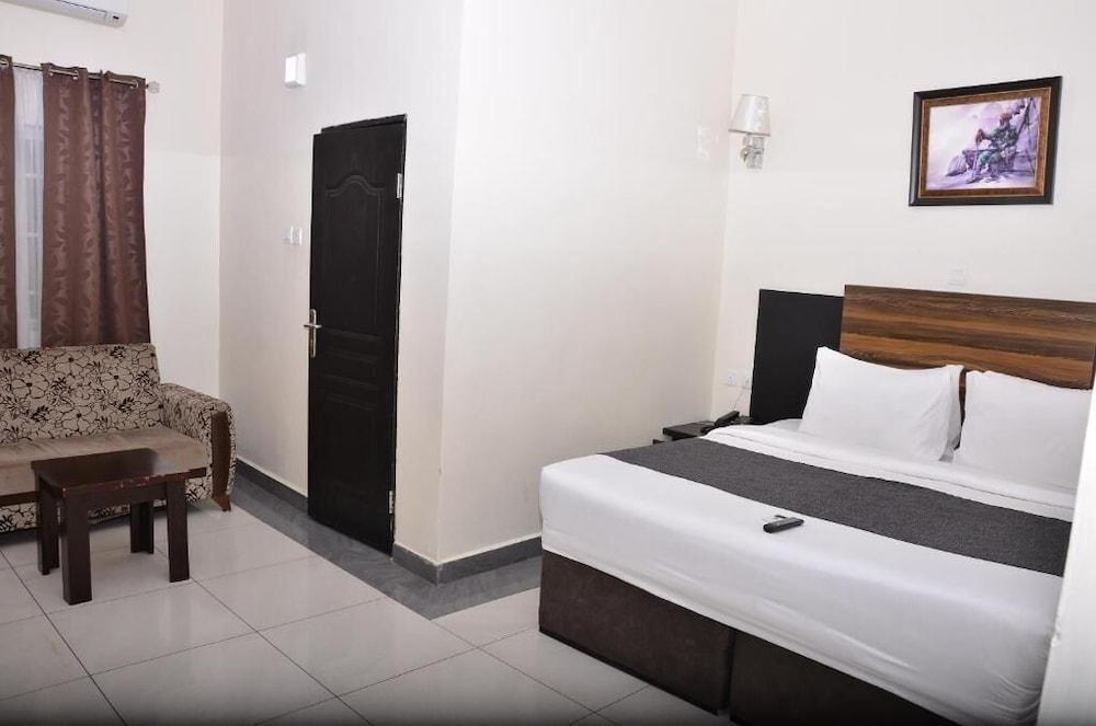 Adachukwu Hotel and Suites