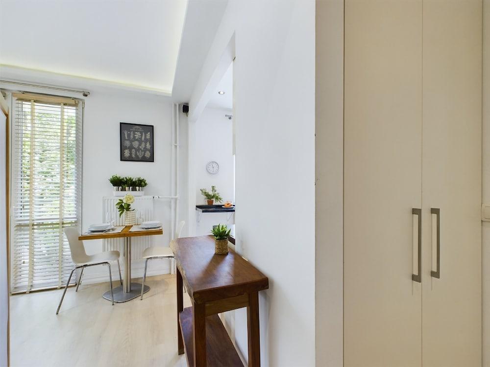 Cosy Studio for 2 by Renters