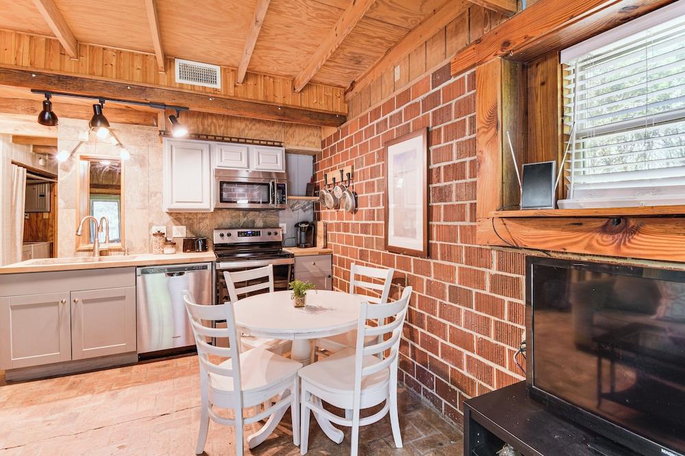 Riverfront Angler's Cabin in Fairhope w/ Deck!