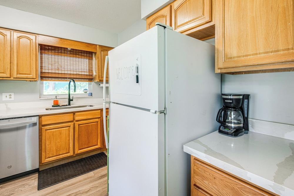 Mid-century Gainesville Getaway: 3 Mi to UF Campus