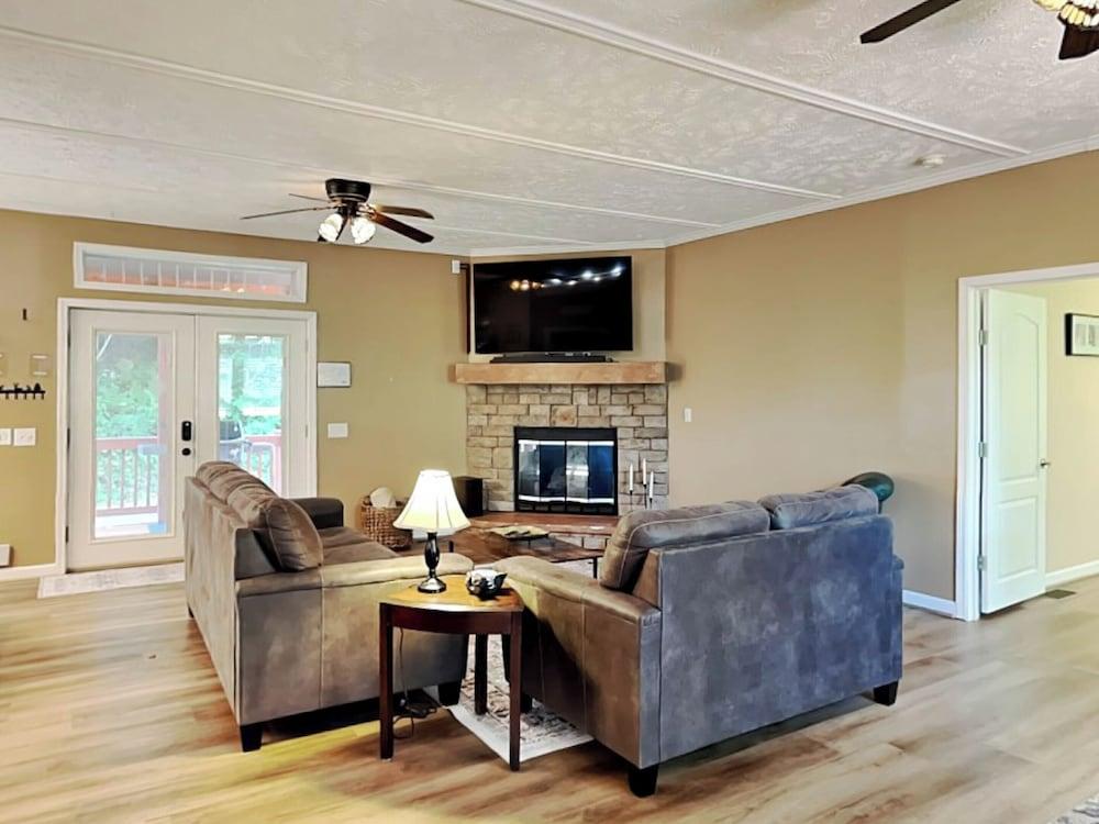 Hillside Hideaway by Taylor Made Deep Creek