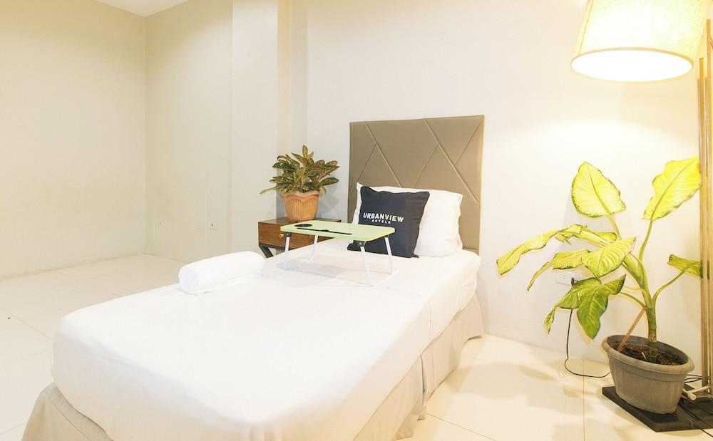 UrbanView @ Lacson Street Bacolod City by RedDoorz