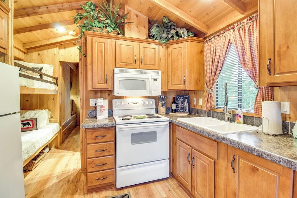 Hike & Fish: Cozy Cabin w/ Patio in Show Low!