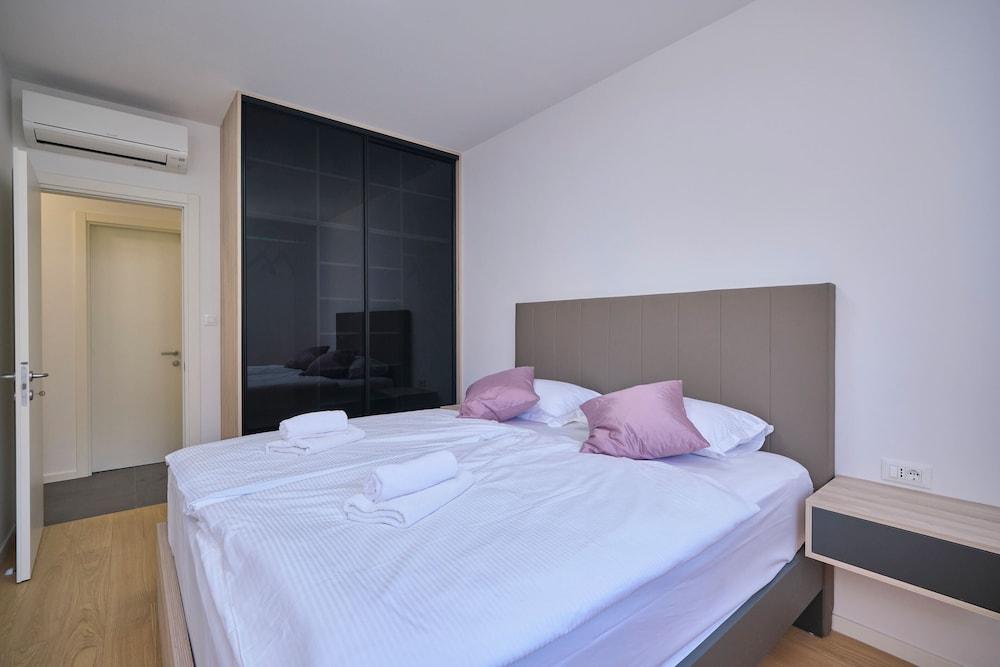 Tropic Night Apartment by Litto