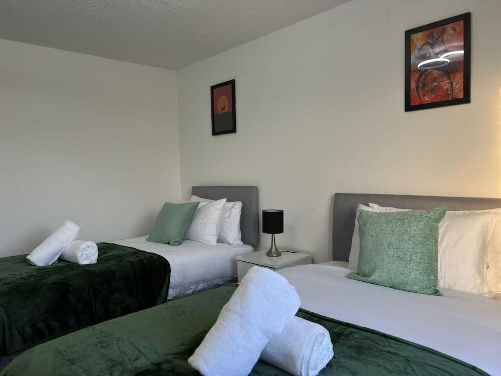 Birmingham Luxury House - Modern Retreat