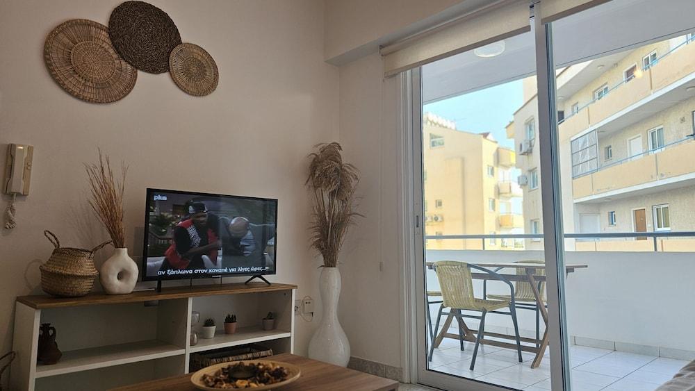 141 LCA - Stay Miracle Apartment