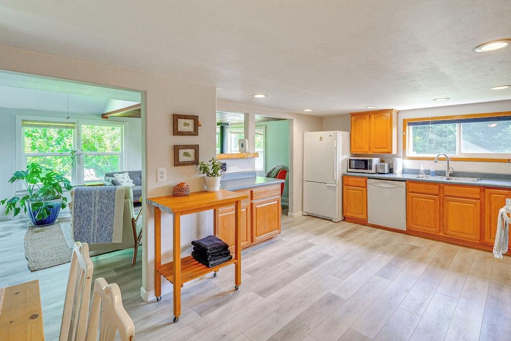 Near Mystery Falls: Marblemount Cabin w/ Fireplace