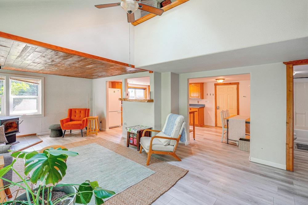 Near Mystery Falls: Marblemount Cabin w/ Fireplace