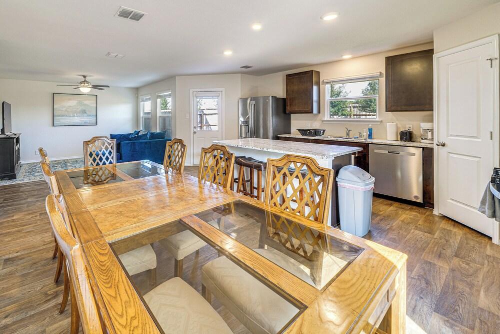 San Antonio Home w/ Pool Access: 11 Mi to Seaworld