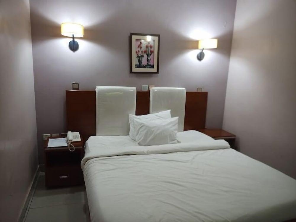 Le Ville Hotel and Suites