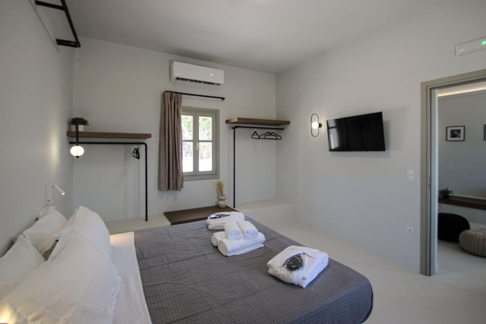 Airy suites santorini