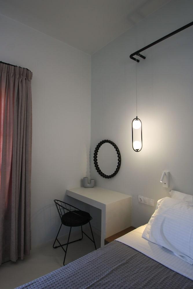 Airy suites santorini