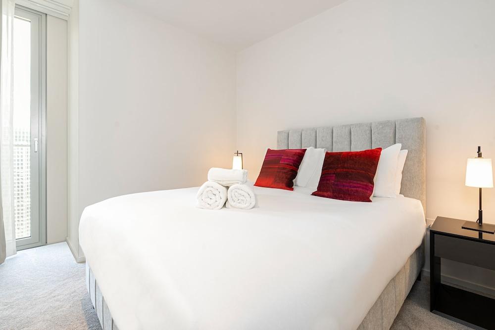 Sensational Two-bedroom Apartment by the River