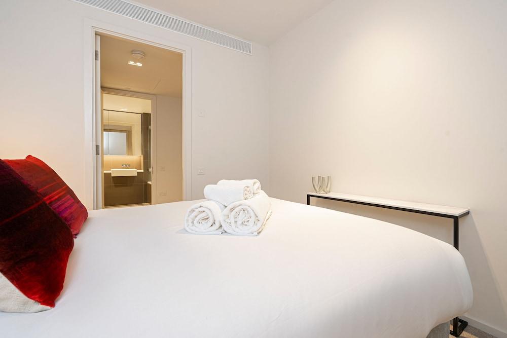 Sensational Two-bedroom Apartment by the River