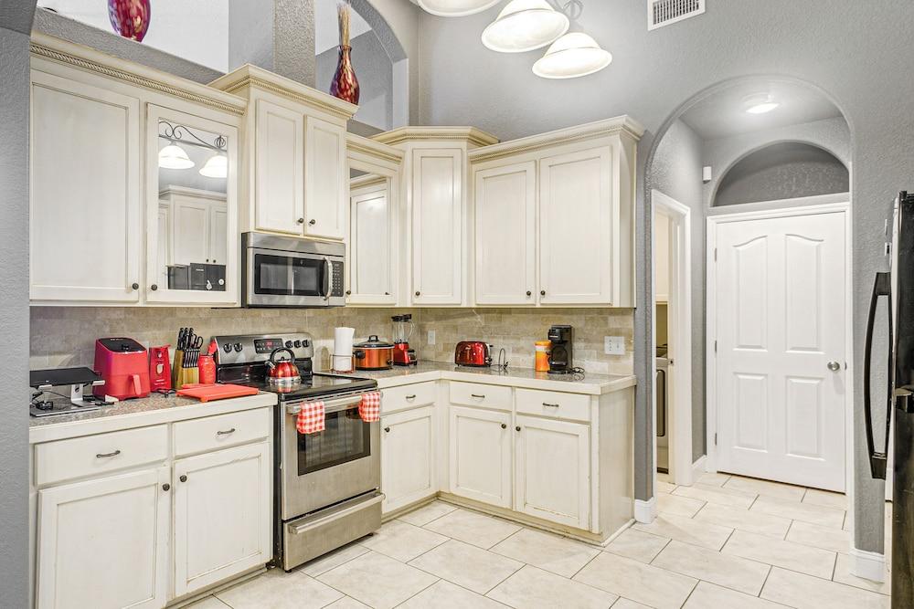 14 Mi to Jekyll Island: Luxe Brunswick Home