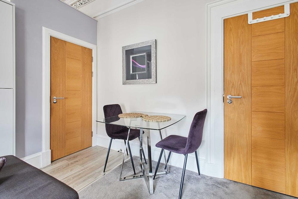 Host Stay Mayford Studio