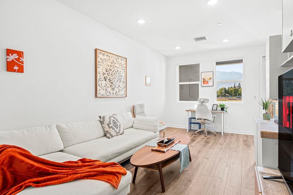 Chic Modern Retreat With Stunning Views