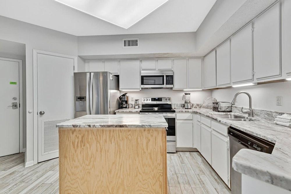 Windward Pointe 804- Sleeps 10 Beachfront Resort Amenities