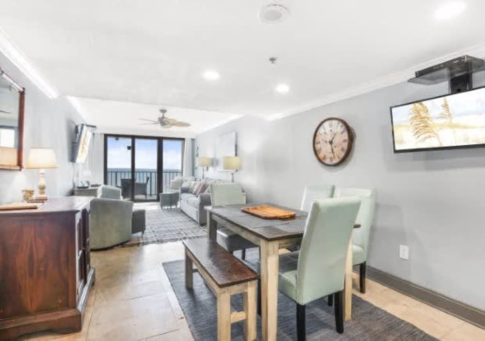 Phoenix I 1112 11th Floor Splash pad Beachfront