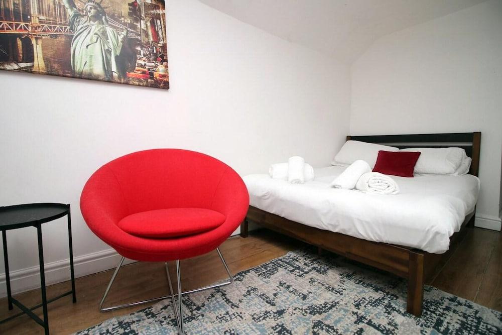 5 Bed House - Sleeps 16 - Parking - Wifi