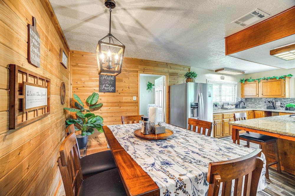 Onalaska Home w/ Game Room, Sunroom & Lake View!