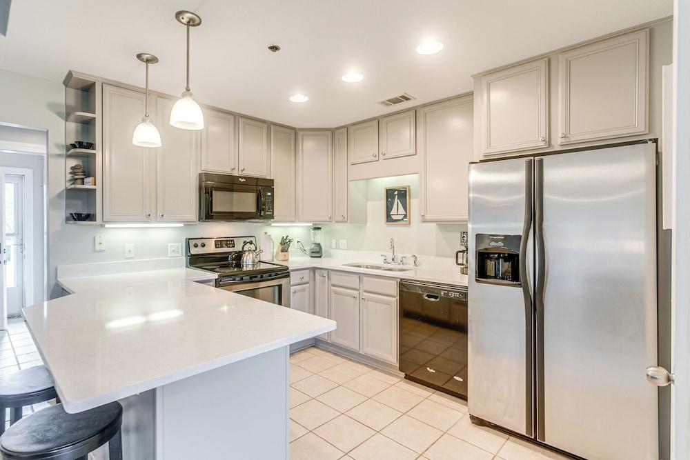 Darien Condo w/ Boat Dock Access: Walk to Downtown