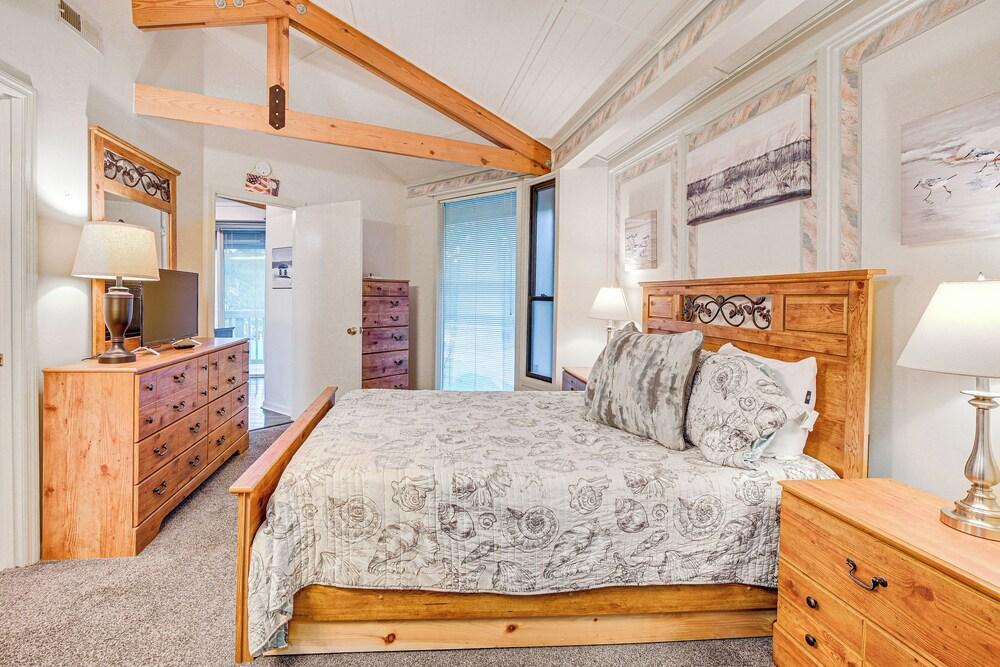 Myrtle Beach Tree House' w/ Deck ~ 7 Mi to Beach!