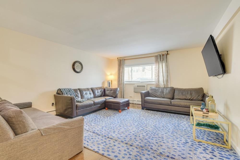 Walk to Train: Convenient Skokie Condo!