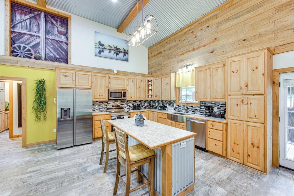 Quitman Lakefront Cabin w/ Screened Porch & Grill!