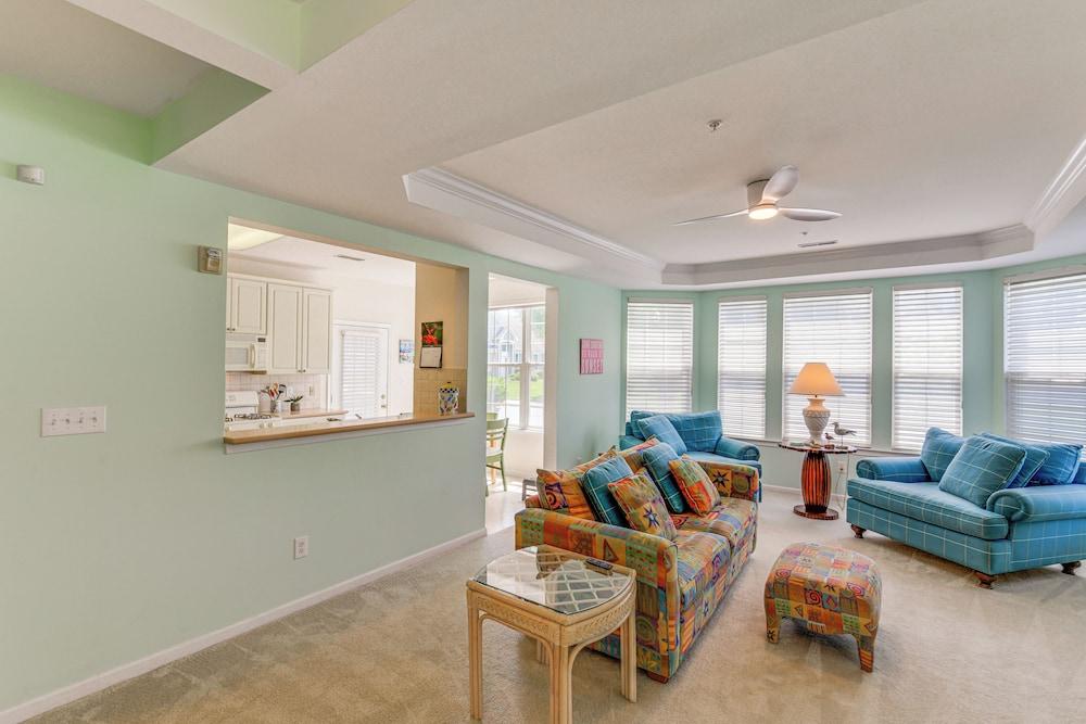 Pet-friendly Ocean View Condo w/ Community Perks!