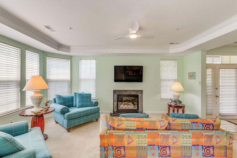Pet-friendly Ocean View Condo w/ Community Perks!