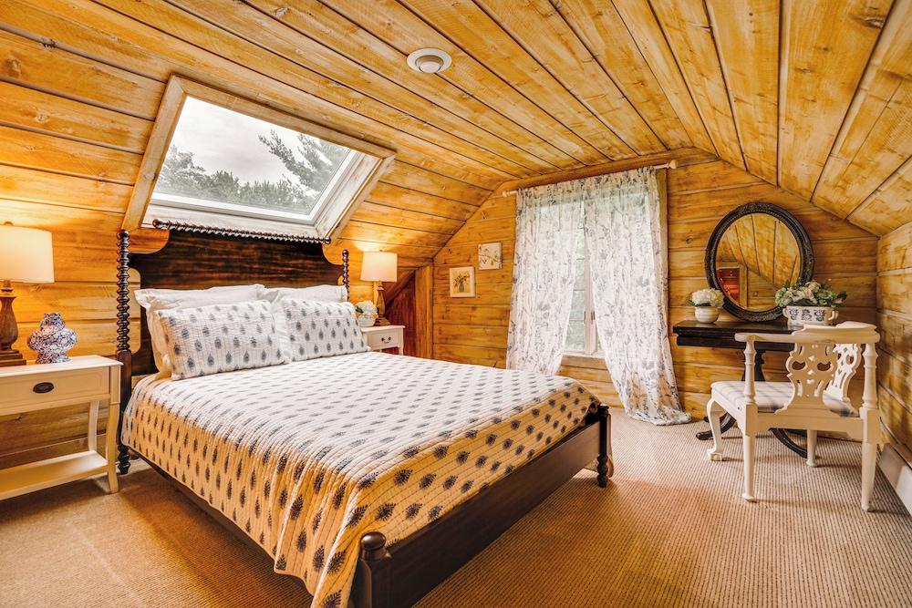 Picturesque Lake Elmo Cottage w/ Fire Pits!