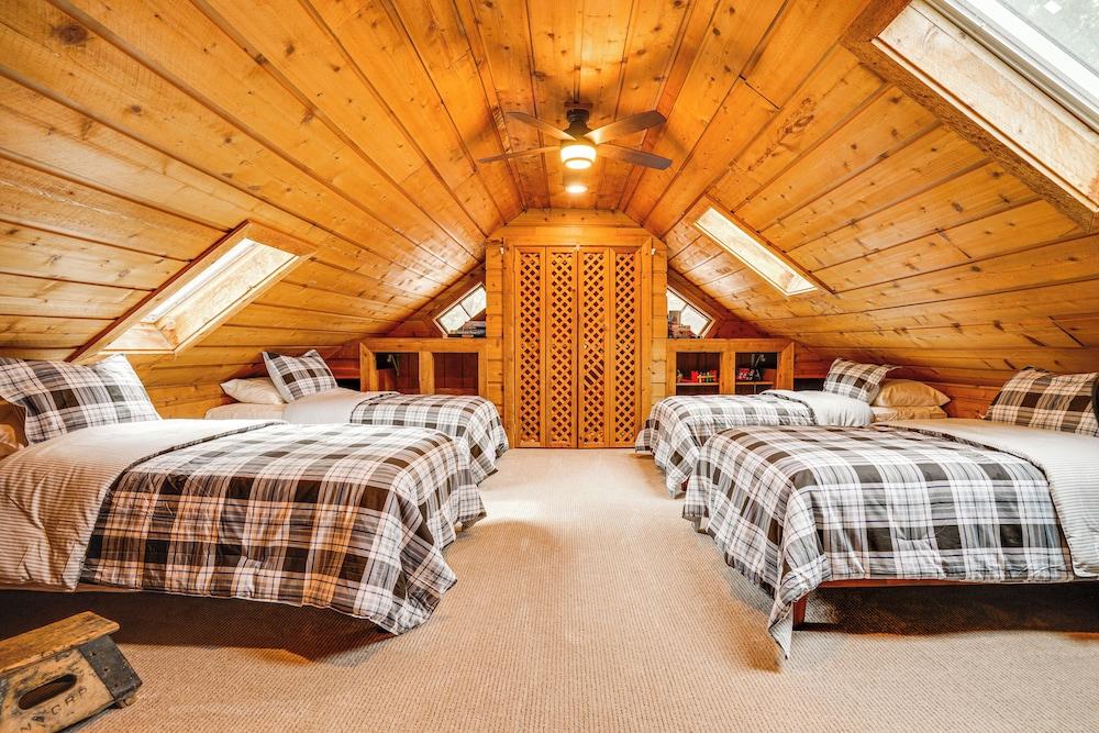 Picturesque Lake Elmo Cottage w/ Fire Pits!