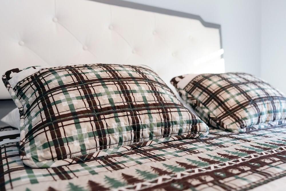 Unwind At Our Beautiful Sanctuary Scenic Views 3 Bedroom Home by RedAwning