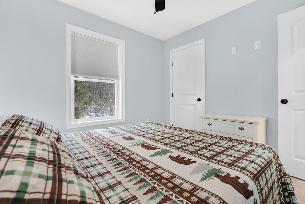 Unwind At Our Beautiful Sanctuary Scenic Views 3 Bedroom Home by RedAwning