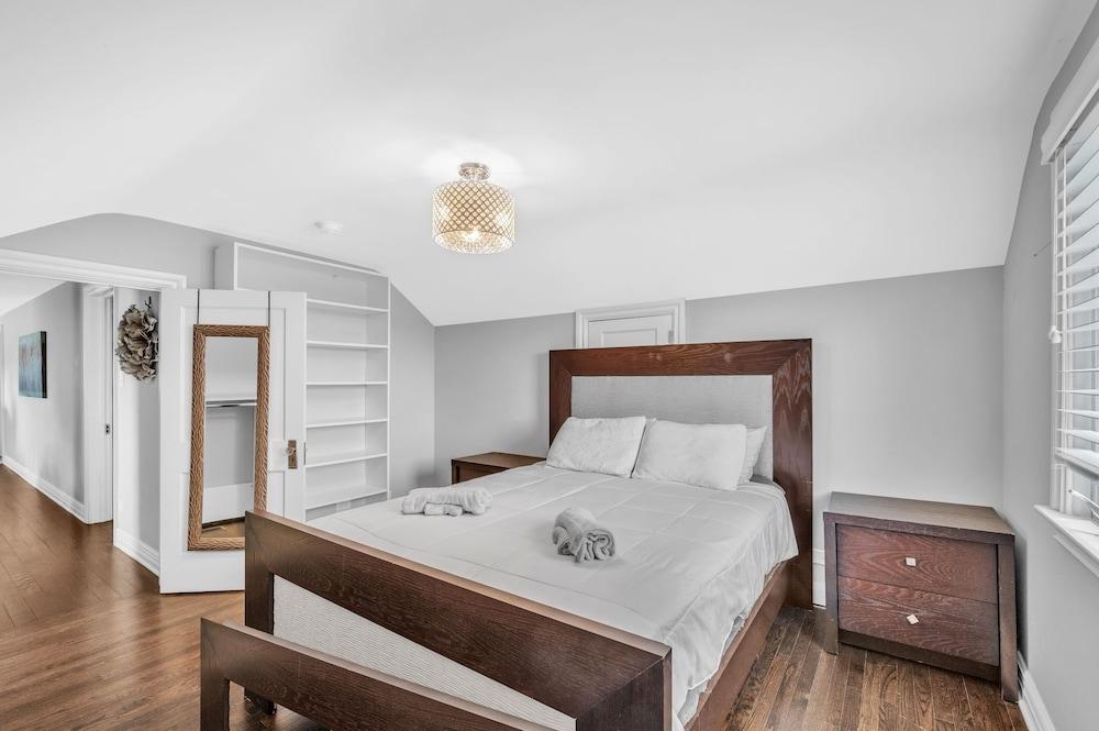 Serene & Charming 5br Des Plaines Getaway 5 Bedroom Home by RedAwning