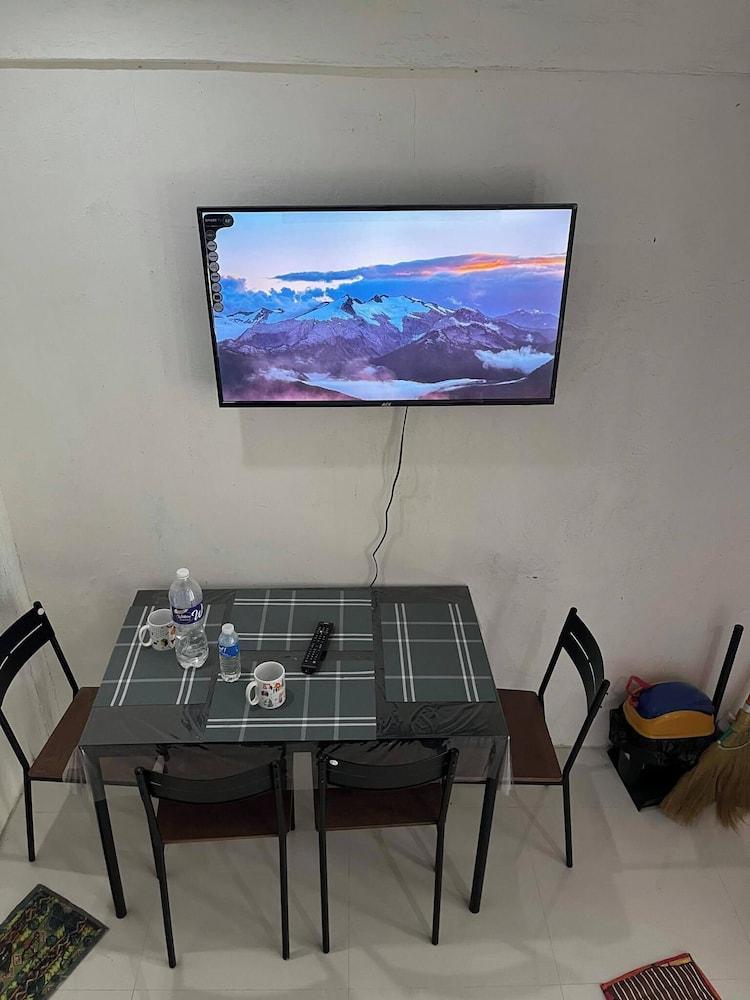 1 Bed House - Sleeps 2 - Parking - Wifi