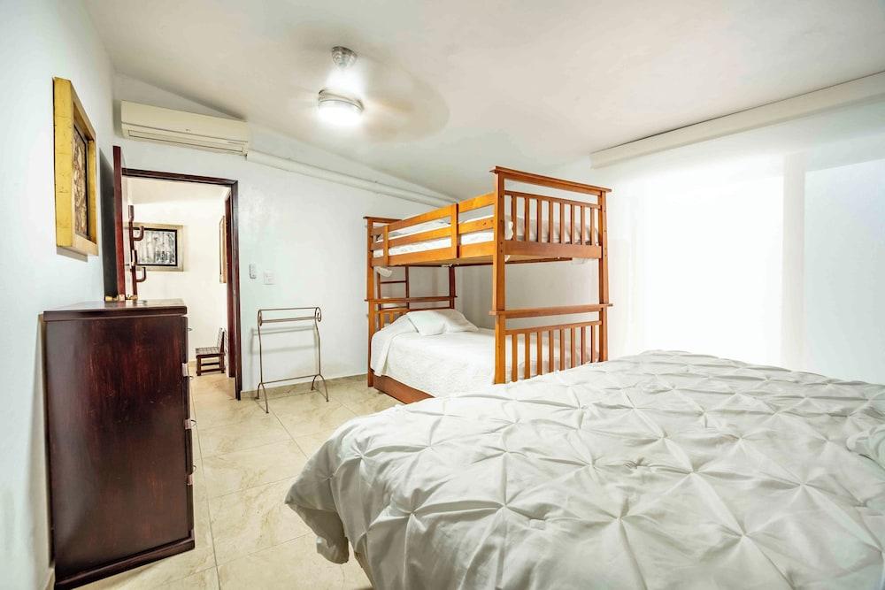 Spacious House Pool & Jacuzzi