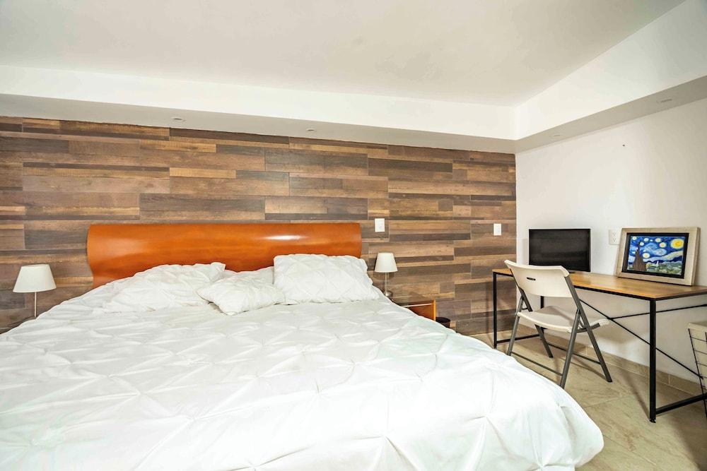 Spacious House Pool & Jacuzzi