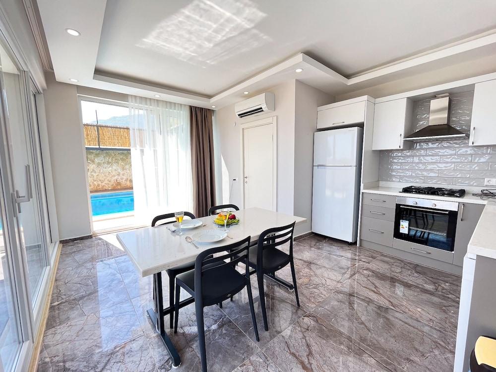 Villa With Private Pool Garden - All Rooms w AC