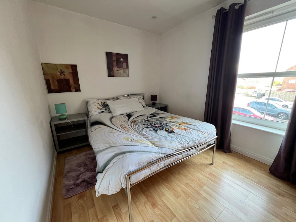 Nantwich - Sleeps 4 - Parking - Town 10mins Walk